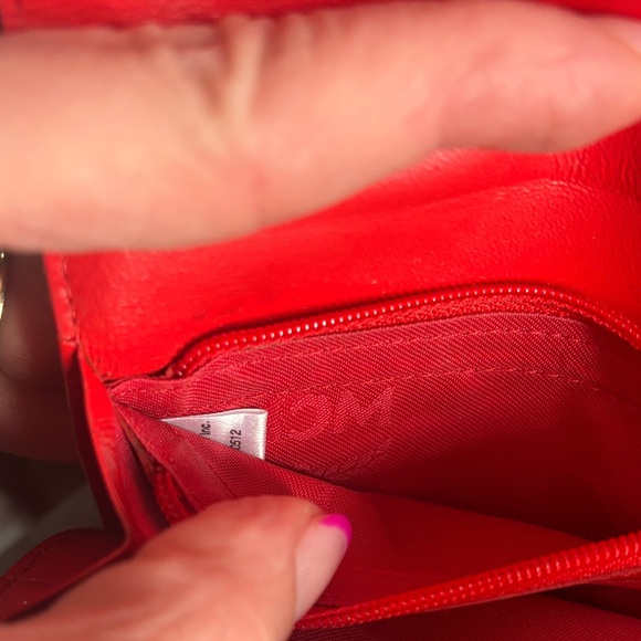 MCM limited edition, lion vintage Scarlet Wallet with charms color transfer - Picture 13 of 17